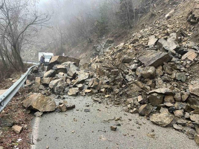 Пътят за село Кремен е временно затворен за движение поради свличане на скални маси