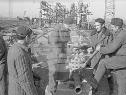 Съветският инженер Федулкин обяснява на българските монтажници 