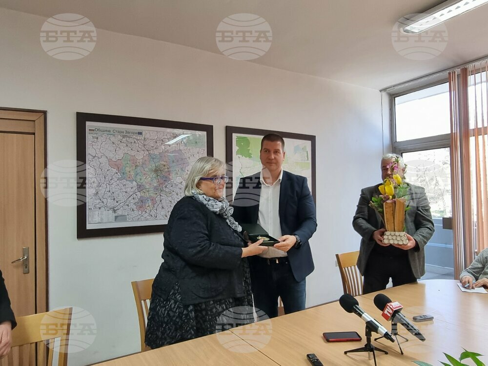 Отличиха с „Почетен знак на Стара Загора“ дългогодишния директор на Регионална библиотека "Захарий Княжески" Снежана Маринова