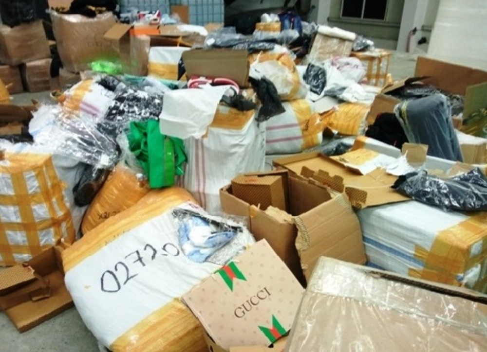 На Дунав мост 2 при Видин митничари задържаха над 35 000 фалшиви дрехи и маратонки