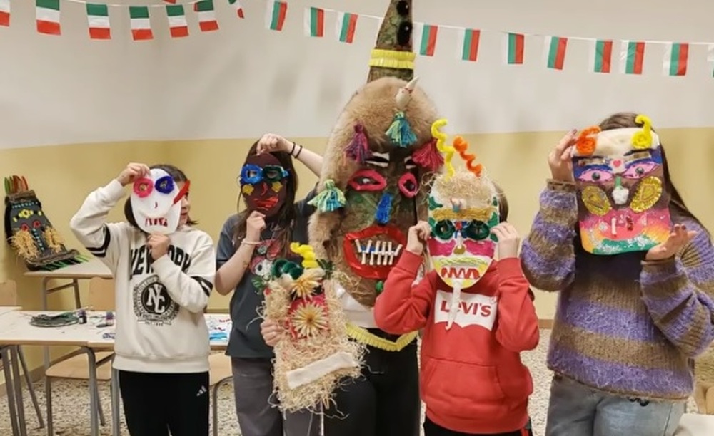 Възпитаниците на училището „БулгаринА“ в гр. Пескара, Италия, отбелязаха фестивала „Сурва“ с работилница за кукерски маски