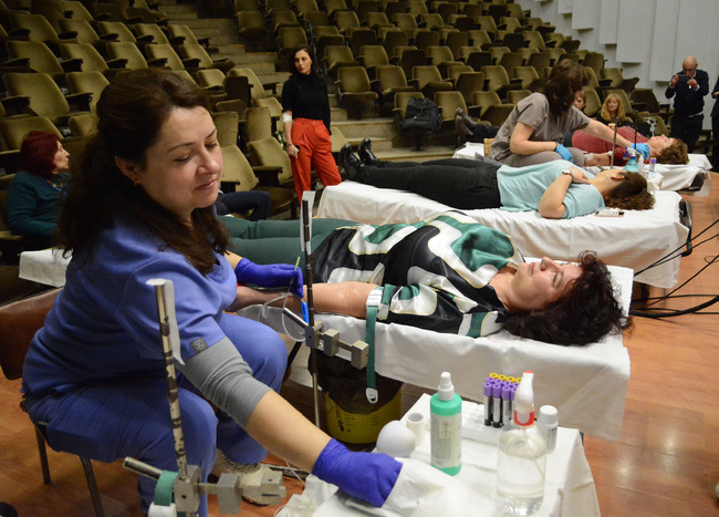 Община Варна: Служители и граждани се включиха в кампания по кръводаряване в сградата на Община Варна