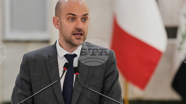 Американският посланик във Франция се свърза днес по телефона с френския външен министър, съобщи Франс прес