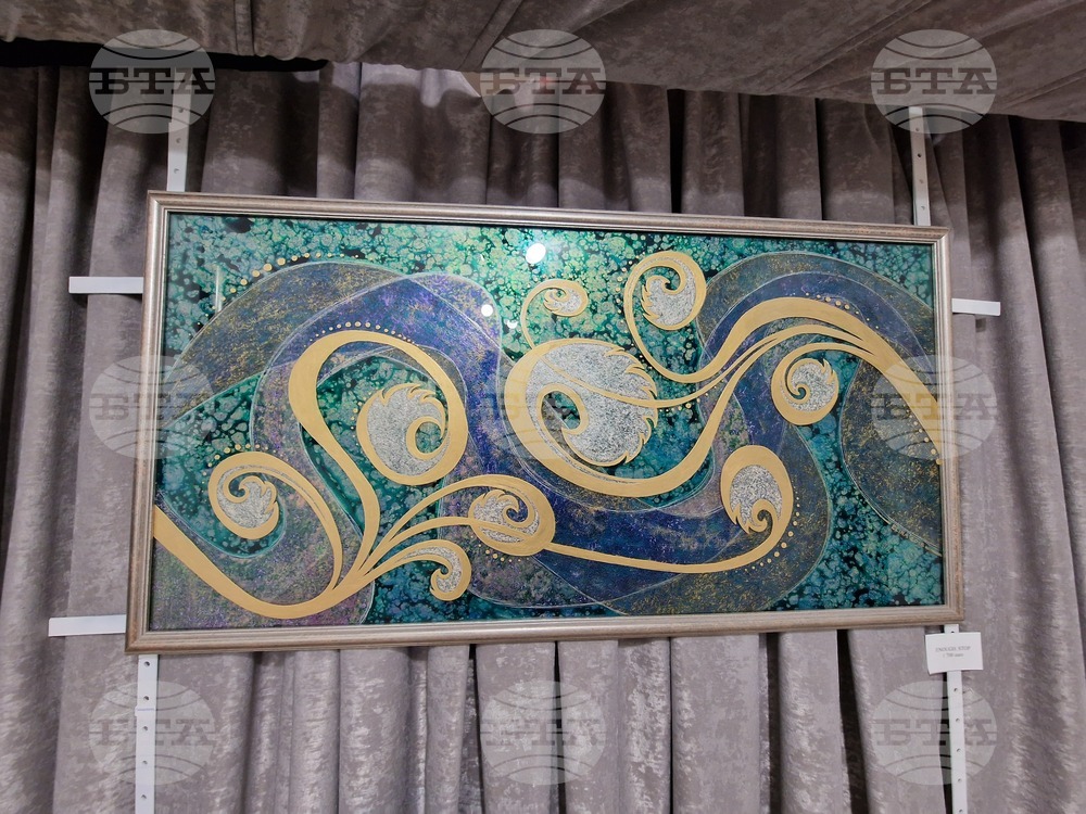 Унгарската художничка Елина Ковач представи свои стъклописни произведения в пернишкото арт пространство „Аргус“