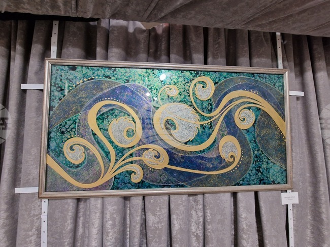 Унгарската художничка Елина Ковач представи свои стъклописни произведения в пернишкото арт пространство „Аргус“