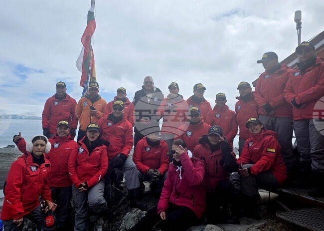 Колумбийската антарктическа експедиция посети българската база "Св. Климент Охридски"