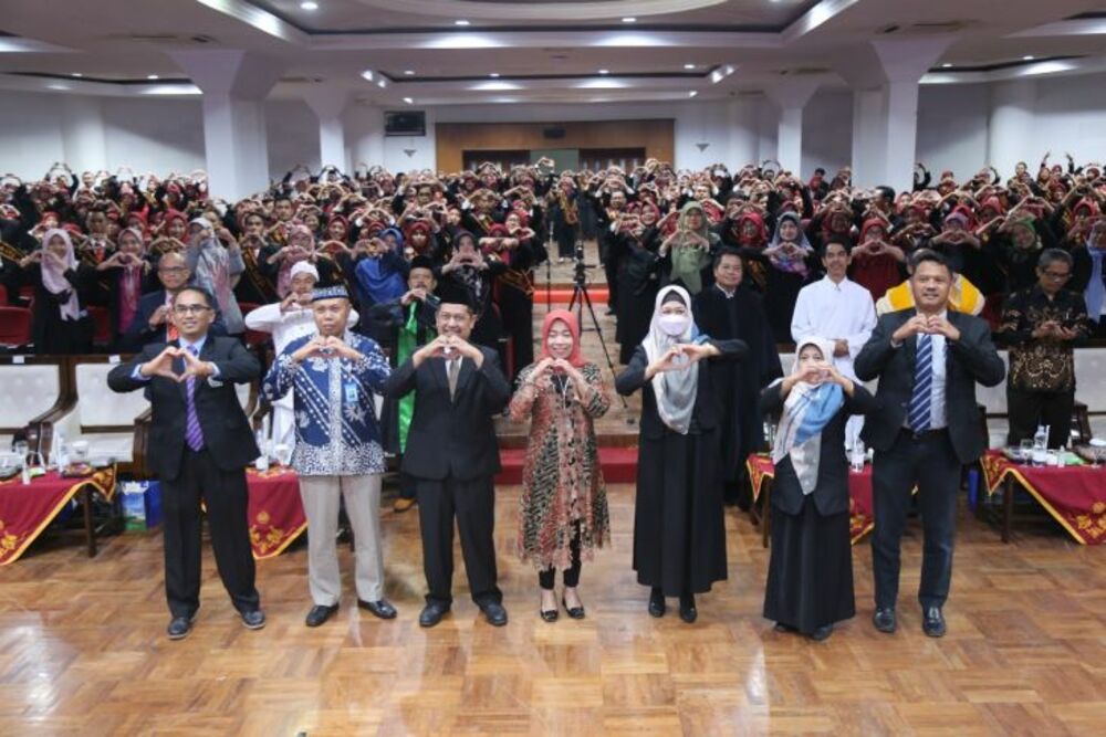 Индонезия все още страда от недостиг на учители и преподаватели