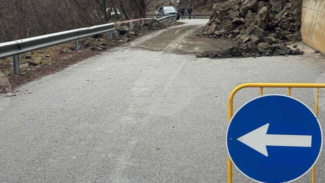Движението по пътя за село Кремен е частично възстановено, продължава отстраняването на свлечени скални маси