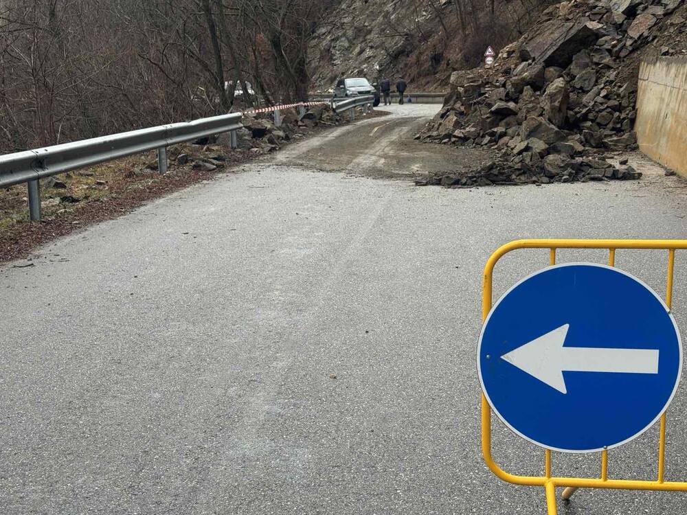 Движението по пътя за село Кремен е частично възстановено, продължава отстраняването на свлечени скални маси