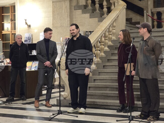 Чрез изкуството обогатяваме нашия свят, каза албанският артист Дриант Зенели на откриването на неговата самостоятелна изложба в София