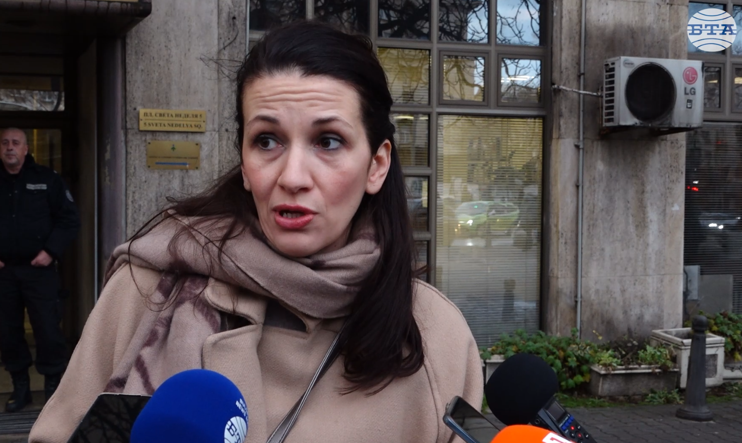 Представители на пациентски организации се събраха пред Министерството на здравеопазването в подкрепа на лекари, напускащи варненската болница "Света Анна"