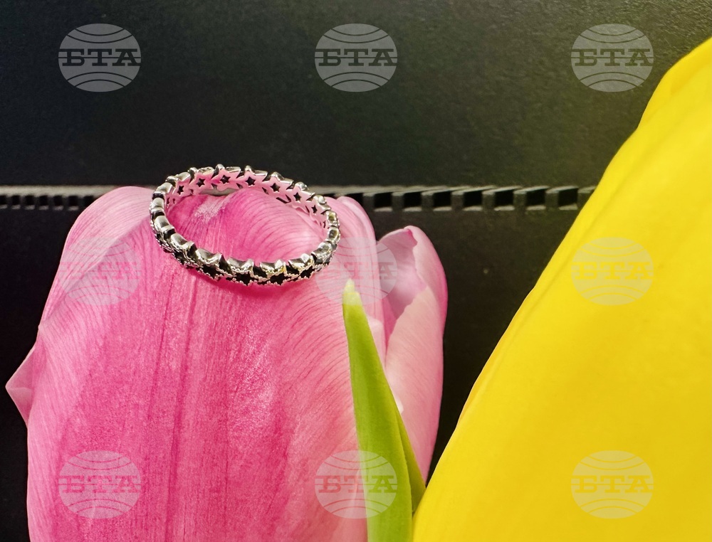 „Пандора“ се опитва да намали зависимостта си от нестабилния пазар на сребро, като поглежда към платината 