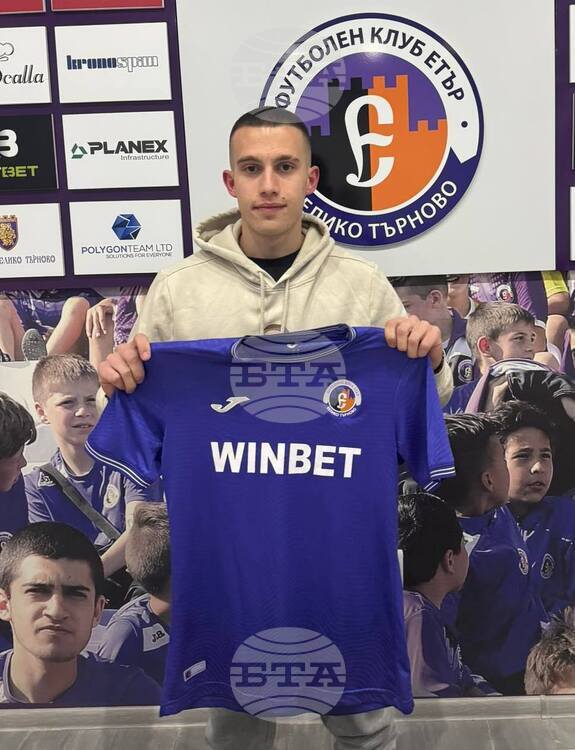 Офанзивният халф Костадин Белалиев си спечели място в мъжкия отбор