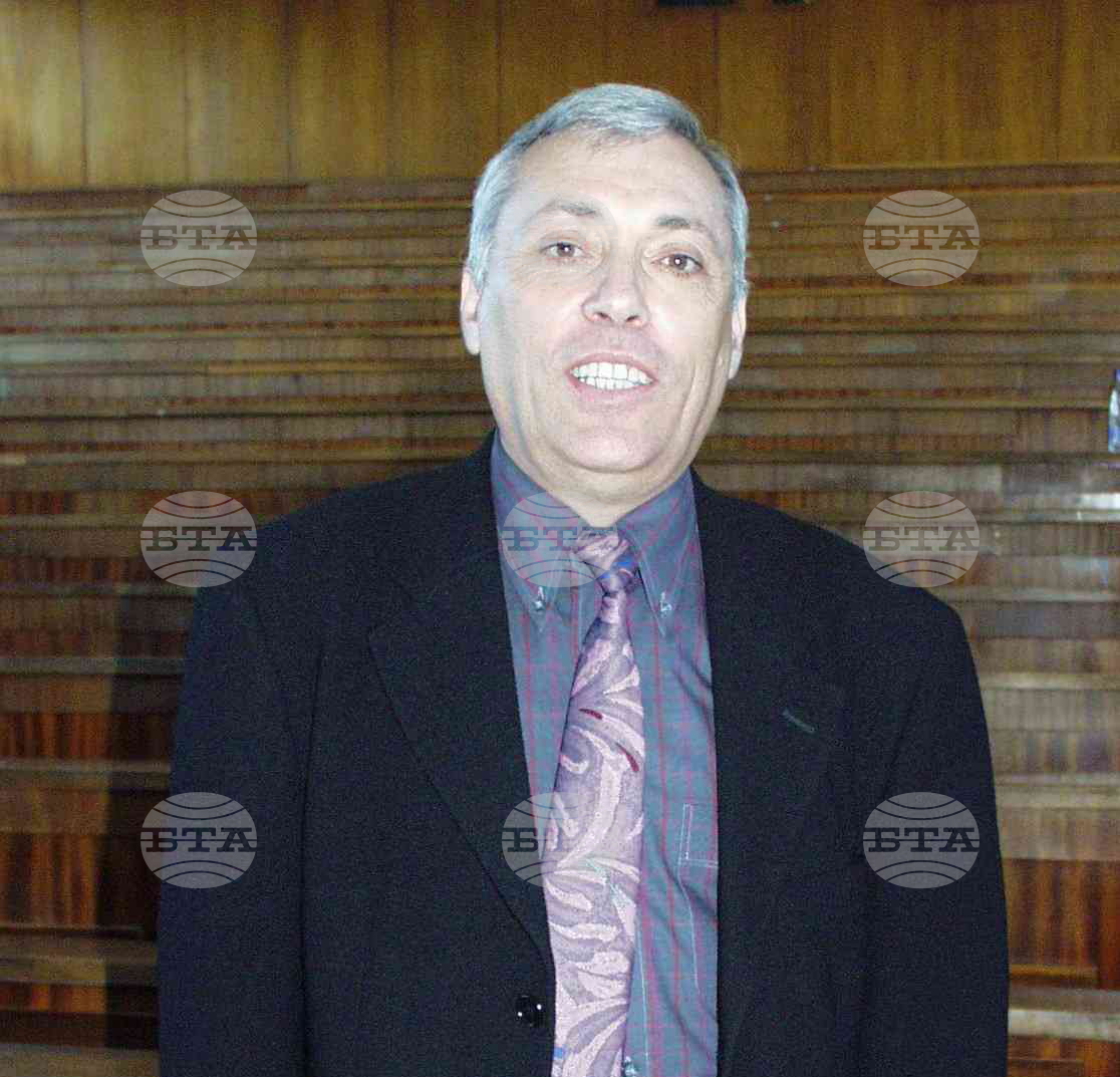 Проф. Добрин Добрев - литературовед, семиотик и културолог