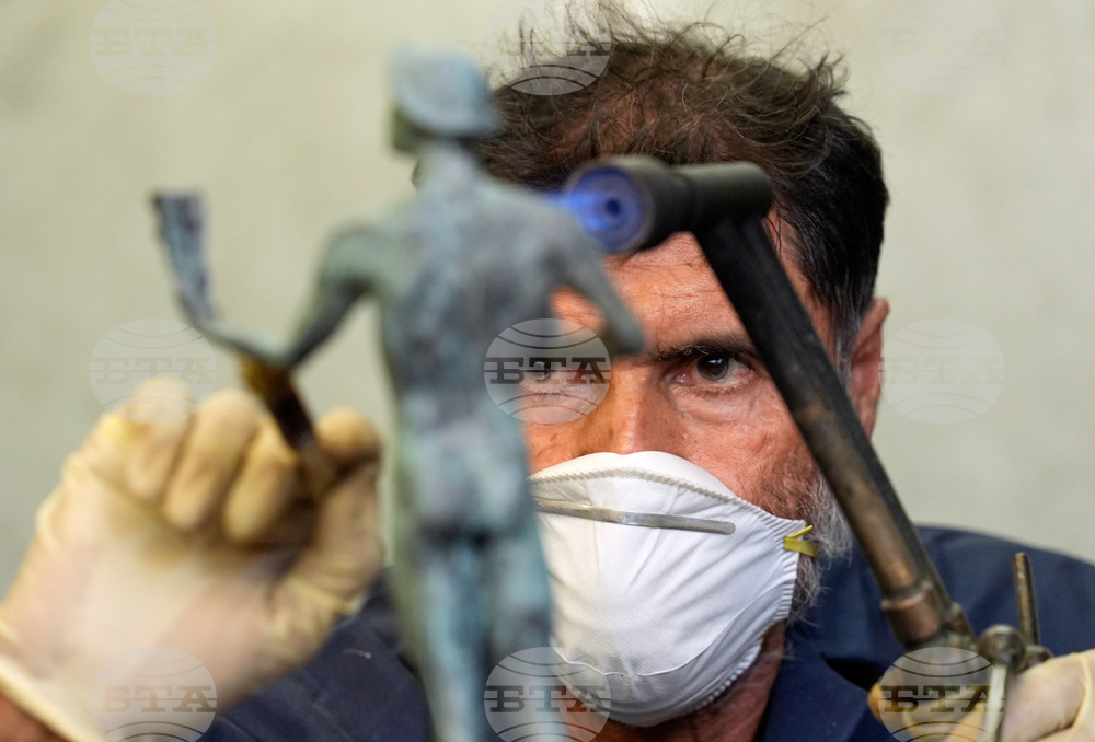 The 32nd Actor Awards Statuette Pouring