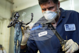 The 32nd Actor Awards Statuette Pouring