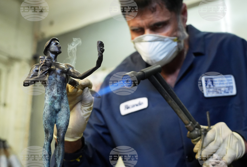 The 32nd Actor Awards Statuette Pouring