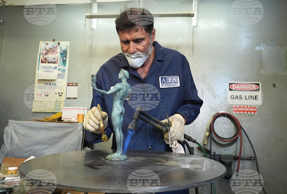 The 32nd Actor Awards Statuette Pouring