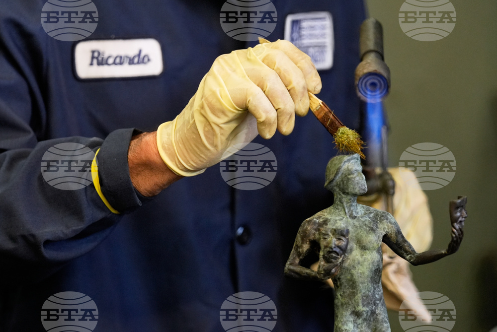 The 32nd Actor Awards Statuette Pouring