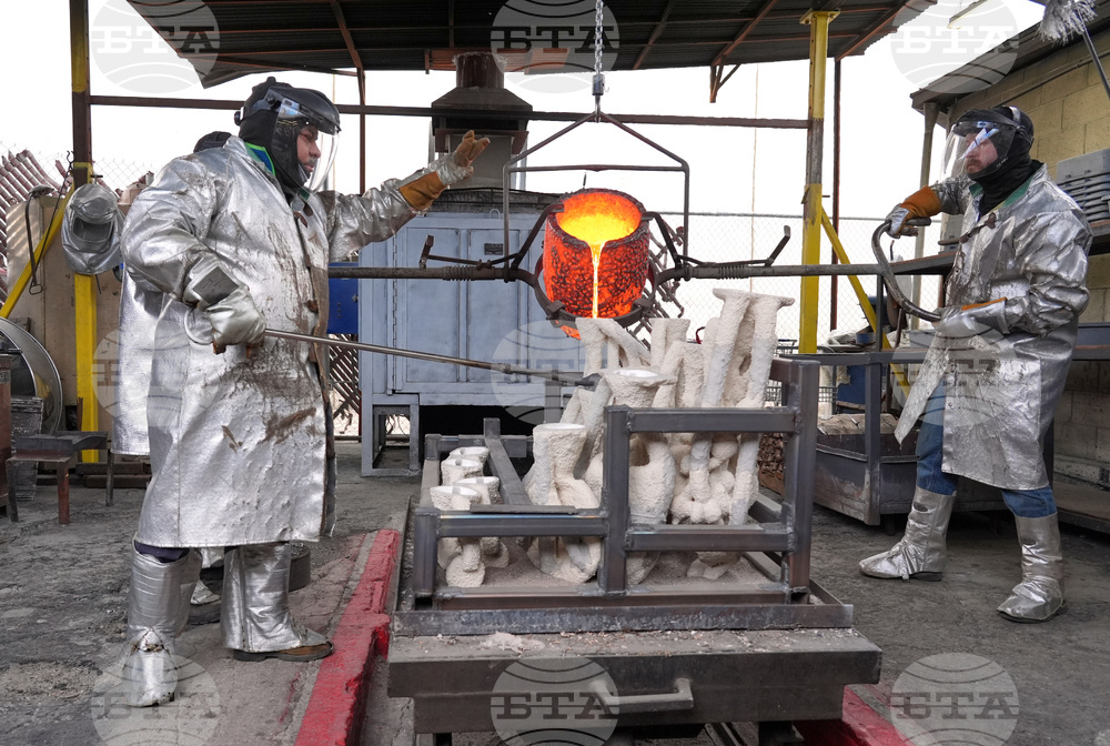 The 32nd Actor Awards Statuette Pouring