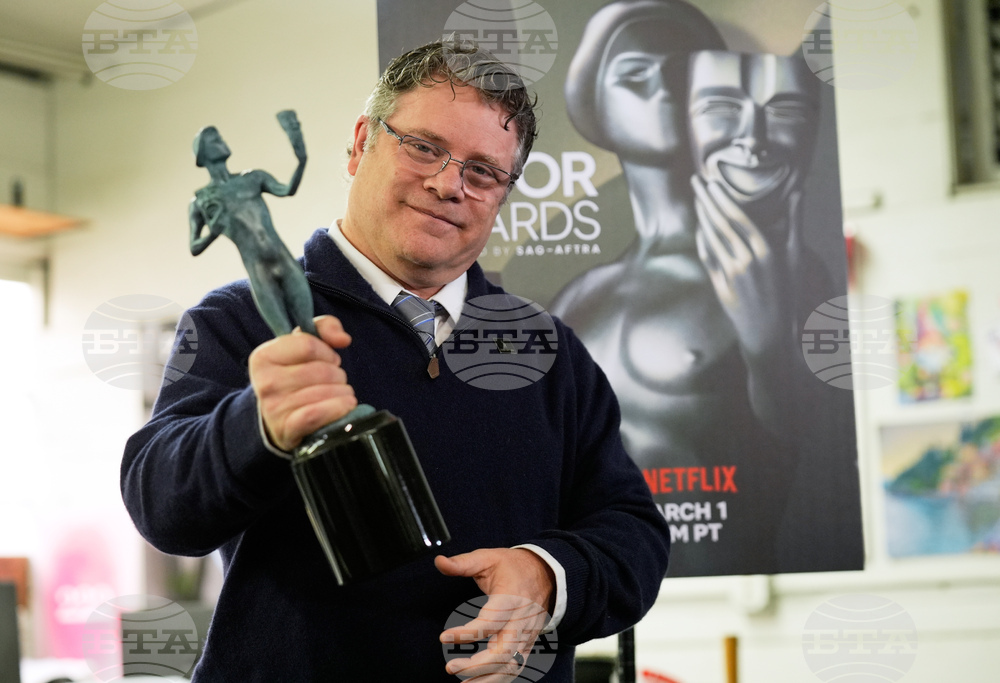 The 32nd Actor Awards Statuette Pouring