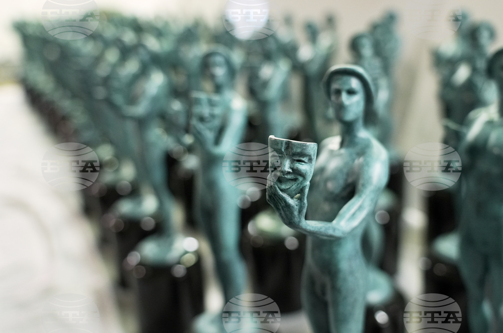 The 32nd Actor Awards Statuette Pouring