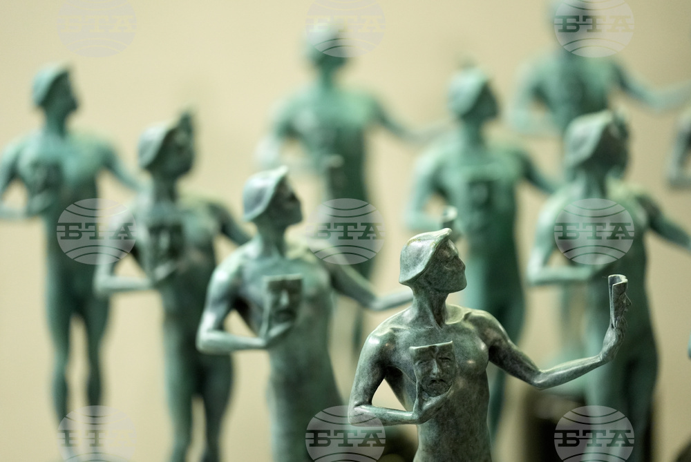 The 32nd Actor Awards Statuette Pouring