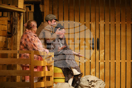 Бургас - театър - "Съвсем проста история"