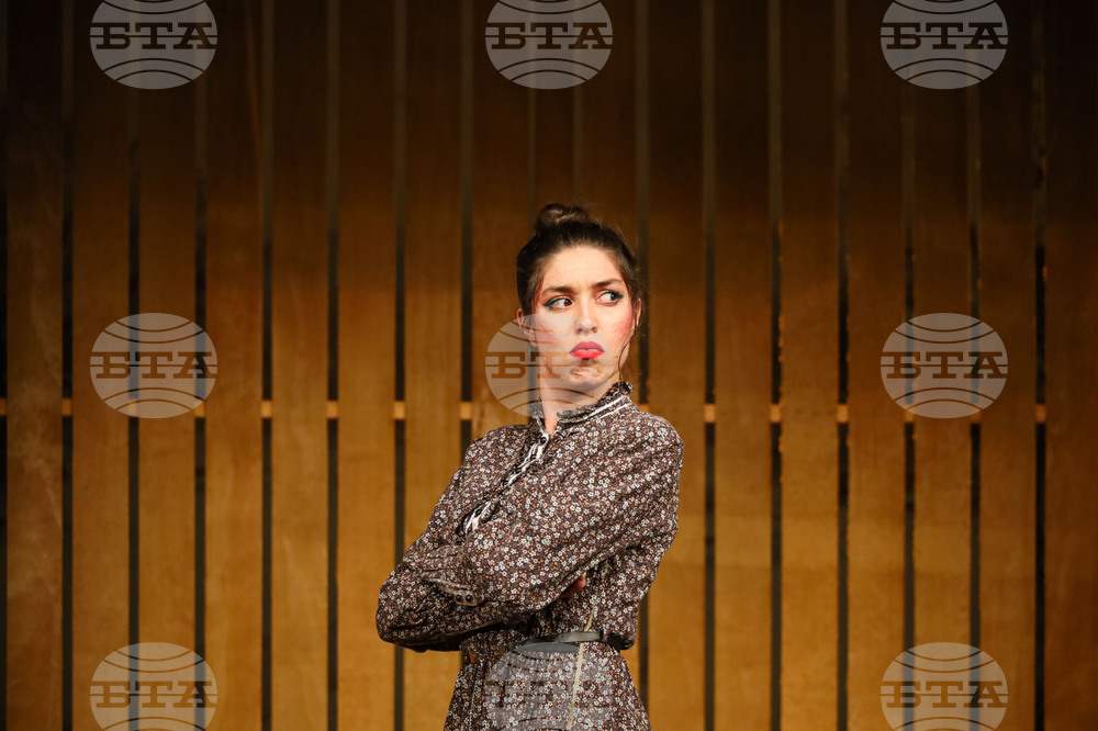 Бургас - театър - "Съвсем проста история"