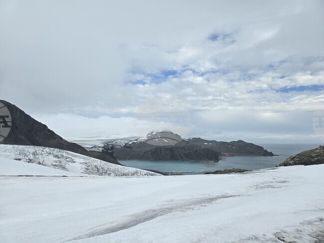 Соларен панел беше поставен на метеорологична станция на Сали рокс, о. Ливингстън