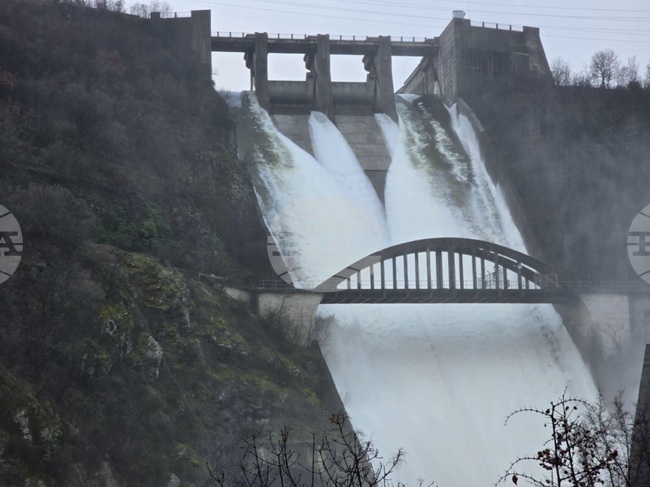 Двата големи язовира в Кърджали се изпускат контролирано през преливниците