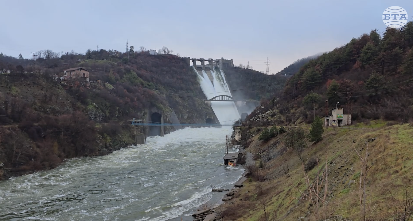 Двата големи язовира в Кърджали се изпускат контролирано през преливниците