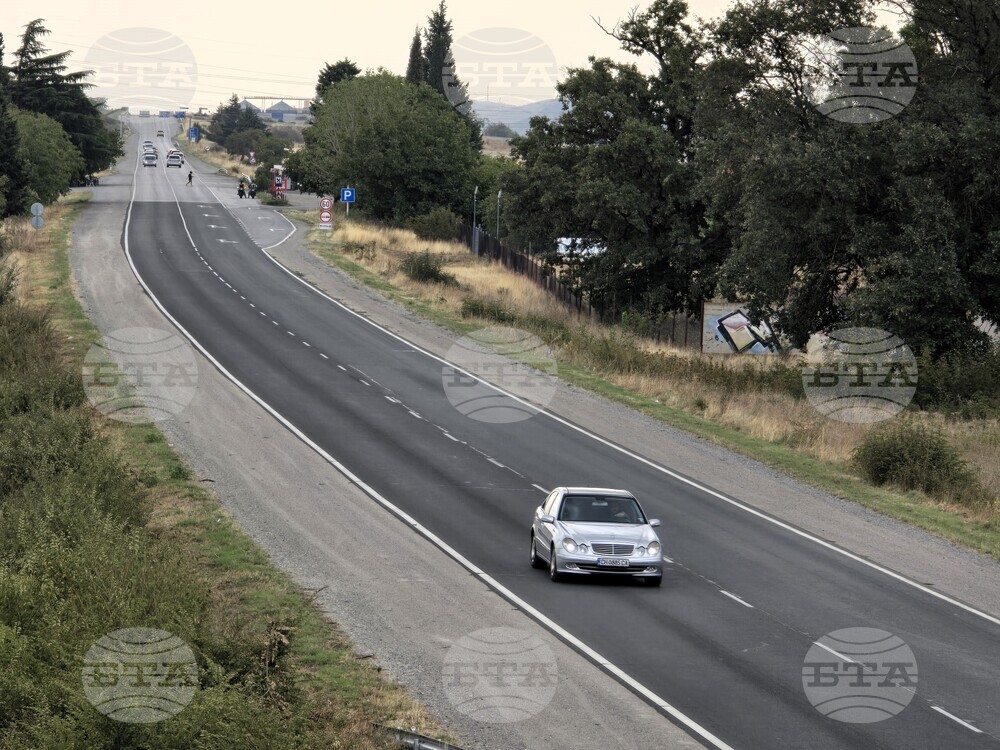 Поради свлачище движението по пътя Бяла – Сливен временно е в една лента