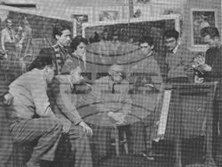 Проф. Дечко Узунов с дипломници от специалност „Живопис“, 50-те години на ХХ век. Годишник на Висш институт за изобразителни изкуства „Николай Павлович“ 1944-1959, снимка – НХА