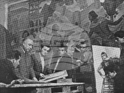 Проф. Георги Богданов в Ателието по декоративно-монументална живопис и мозайка, 50-те години на ХХ век. Годишник на Висш институт за изобразителни изкуства „Николай Павлович“ 1944-1959, снимка – НХА