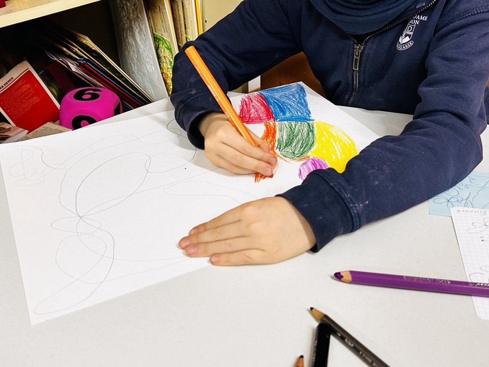 Свободна абстрактна композиция рисуваха възпитаниците на училище „Св. св. Кирил и Методий” във Виена