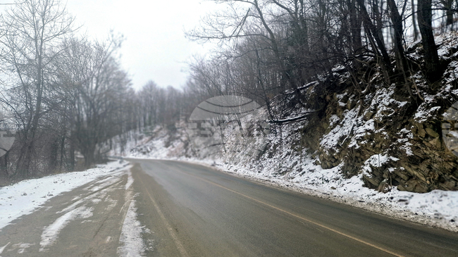 На проходите „Шипка“ и „Хаинбоаз“ в област Стара Загора вали сняг, 20 машини са на терен