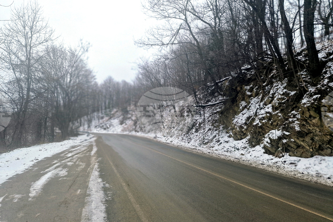 На проходите „Шипка“ и „Хаинбоаз“ в област Стара Загора вали сняг, 20 машини са на терен