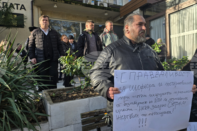 Протест в подкрепа на шофьора на тежкотоварния автомобил, катастрофирал край Телиш, се състоя пред Районен съд-Сандански