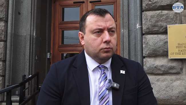 Няма да бъдат ограничени правата на българите в държави извън ЕС, каза Петър Петров от „Възраждане“ за промените в Изборния кодекс