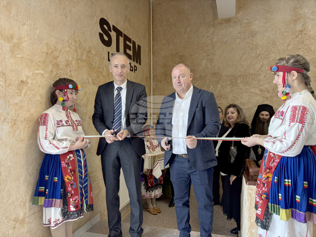 Министърът на образованието и науката в оставка Красимир Вълчев откри СТЕМ кабинети в ОУ „Христо Смирненски" в град Момин проход