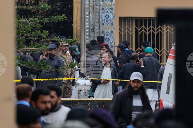 „Ислямска държава“ пое отговорност за самоубийствено нападение срещу шиитска джамия в Исламабад