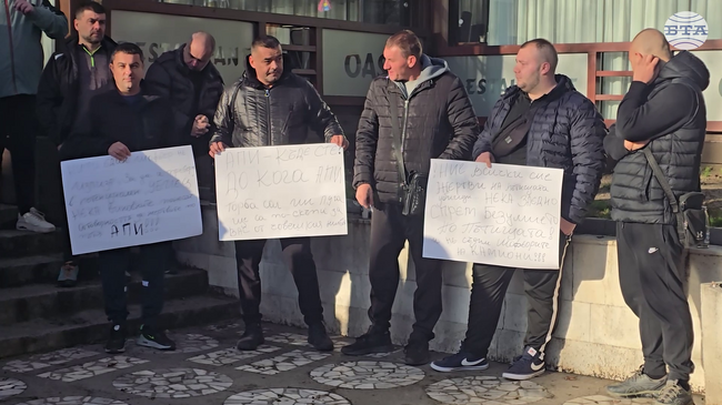 Протест в подкрепа на шофьора на тежкотоварния автомобил, катастрофирал край Телиш, се състоя пред Районен съд-Сандански