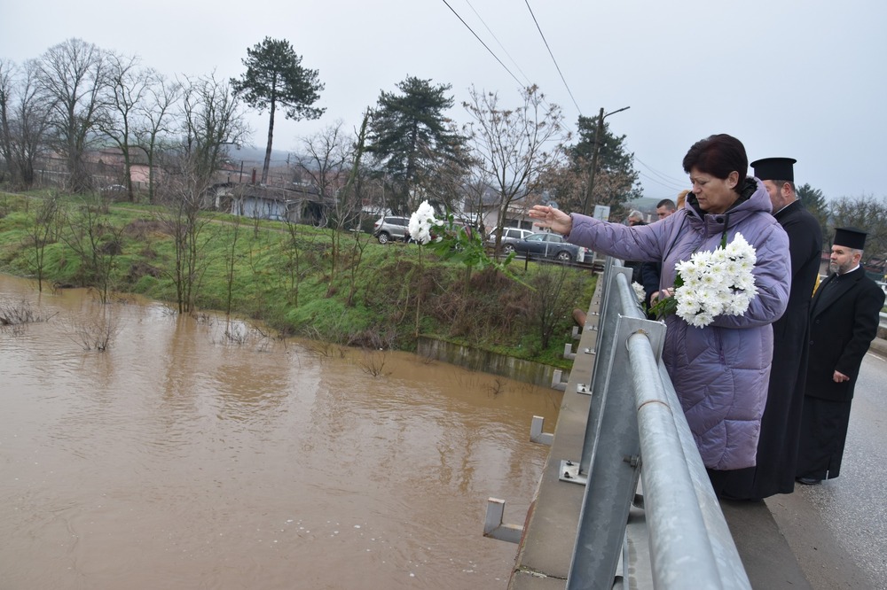 С панихида за загиналите и цветя в реката беше отбелязана годишнината от наводнението в село Бисер