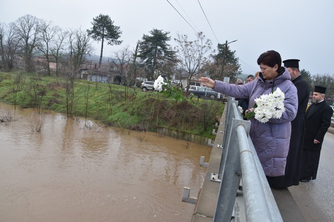 С панихида за загиналите и цветя в реката беше отбелязана годишнината от наводнението в село Бисер