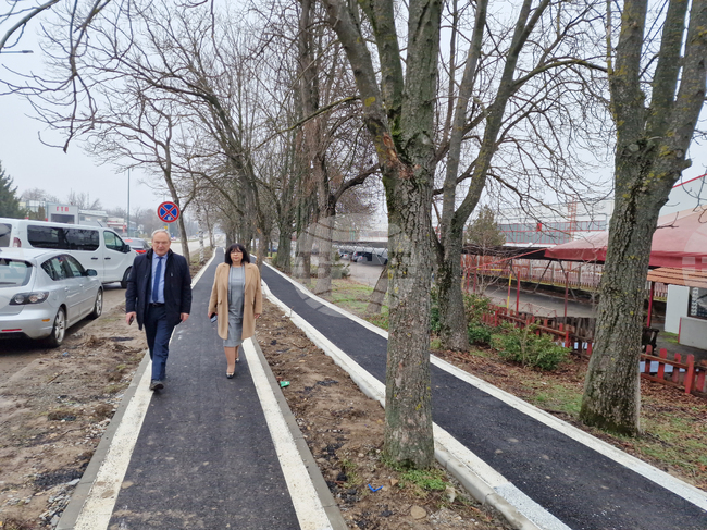Министърът на финансите в оставка Теменужка Петкова разгледа в Търговище обекти, които се обновяват с държавни средства