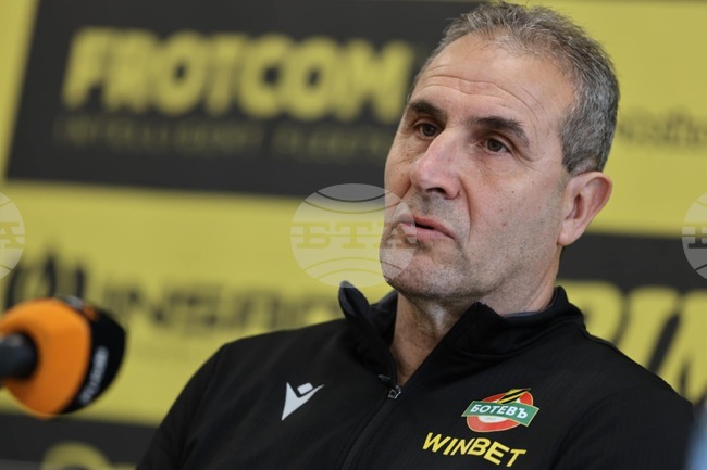 "Съставът ни вече има по-голяма вариативност", заяви наставникът на Ботев (Пловдив) Димитър Димитров преди подновяването на сезона