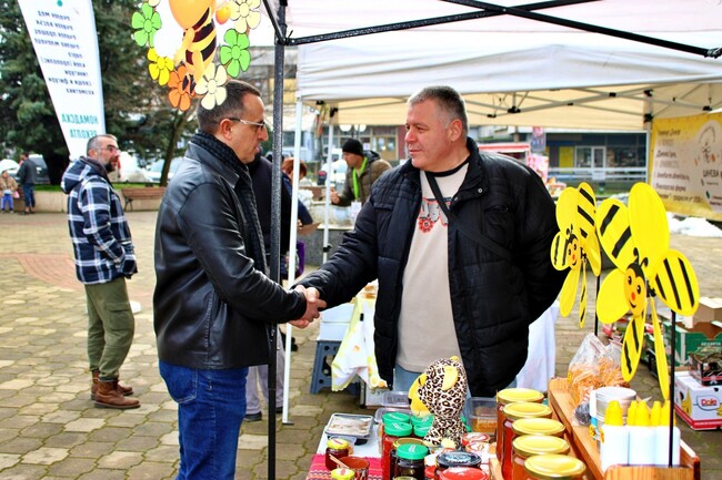 Четвъртото изложение на мед и пчелни продукти "Медобор" се проведе в Чирпан