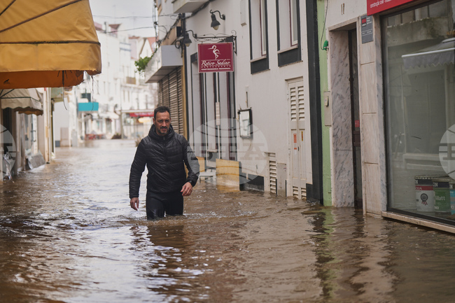 Наводненията в Португалия прекъснаха основна магистрала и наложиха да бъдат евакуирани 3000 души