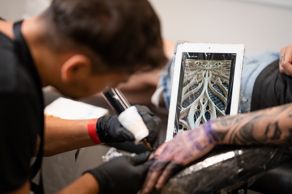 Професионална квалификация на работещите, тест за чувствителност към бои и видове смеси за татуиране се регламентират в проект на наредба